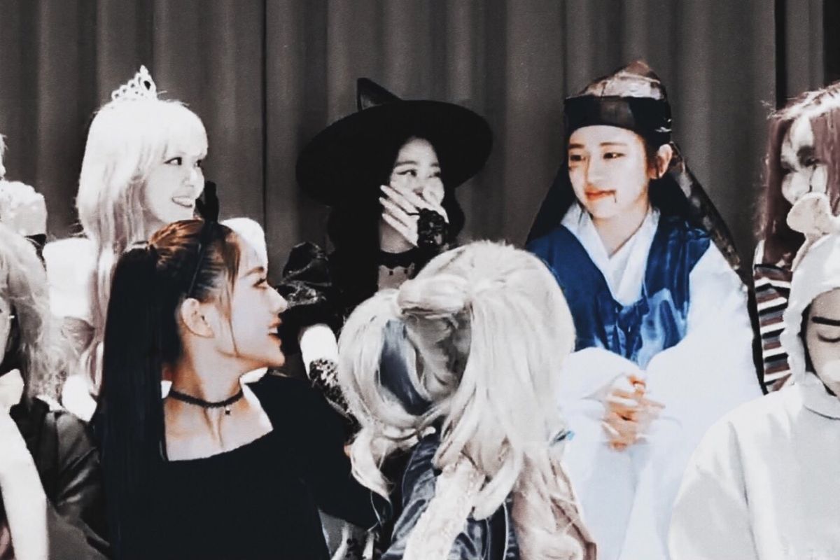 IZ*ONEの舞台裏ショット