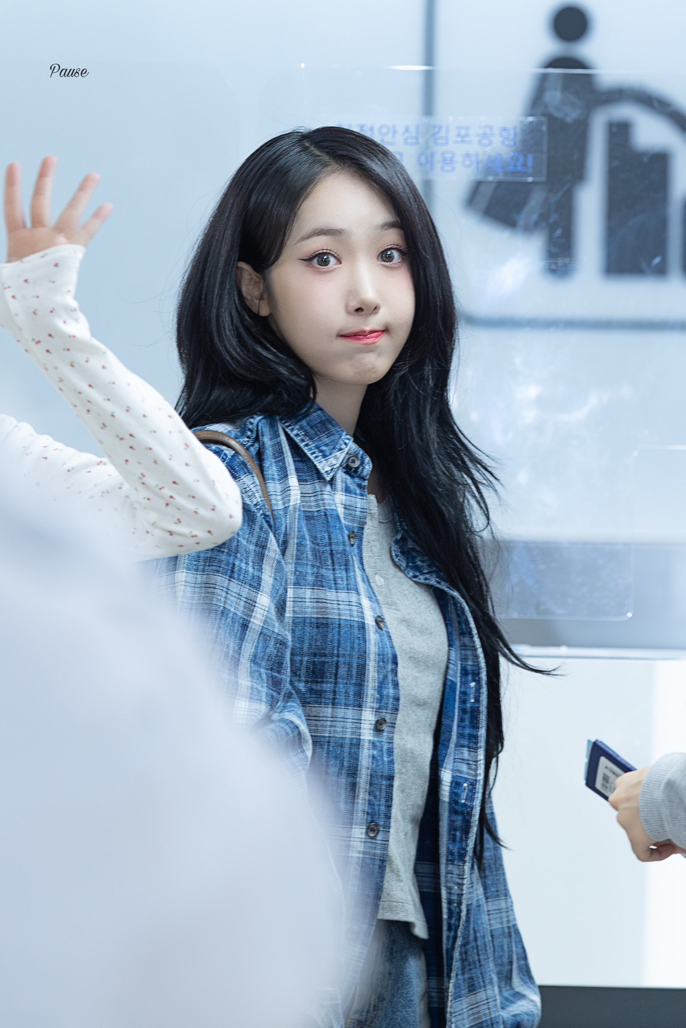 A moment captured by SinB (GFRIEND, VIVIZ)'s fan