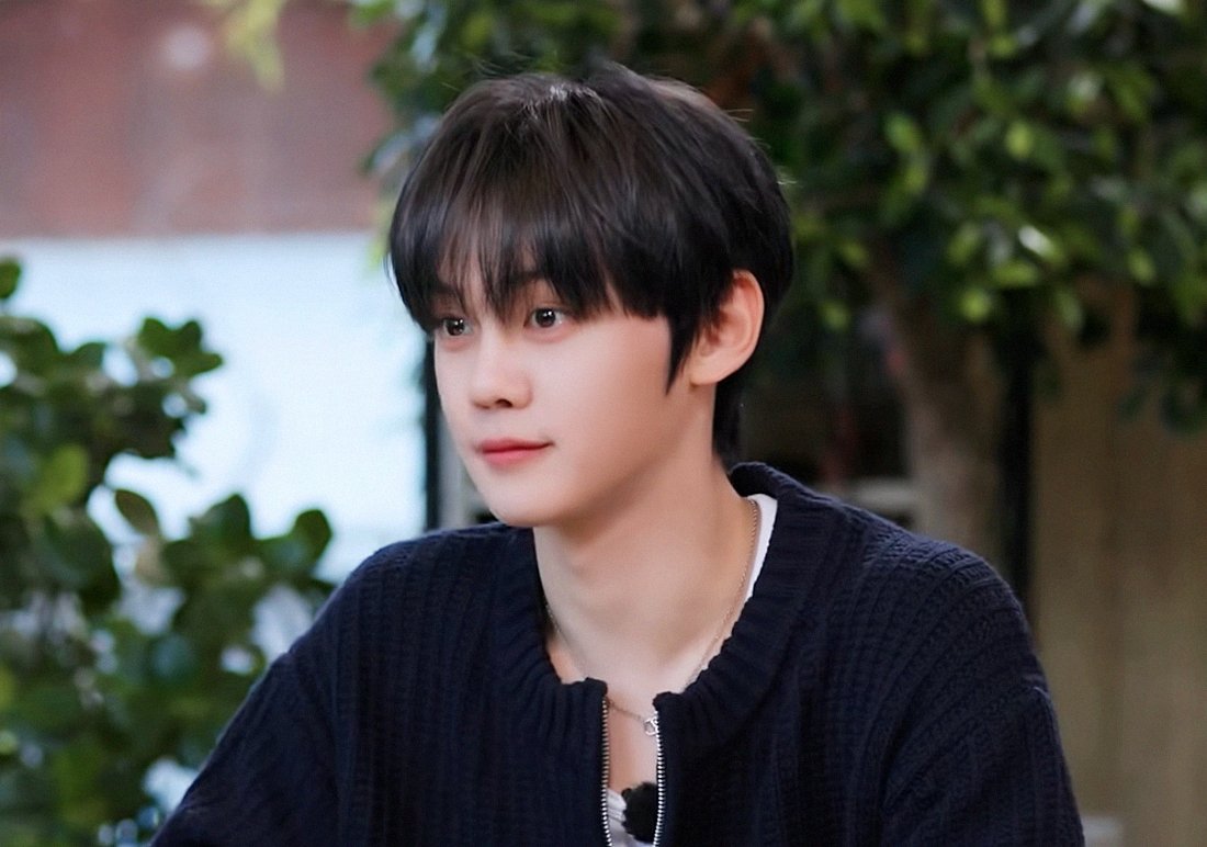 Latest photo of Kim Gyuvin (ZEROBASEONE)
