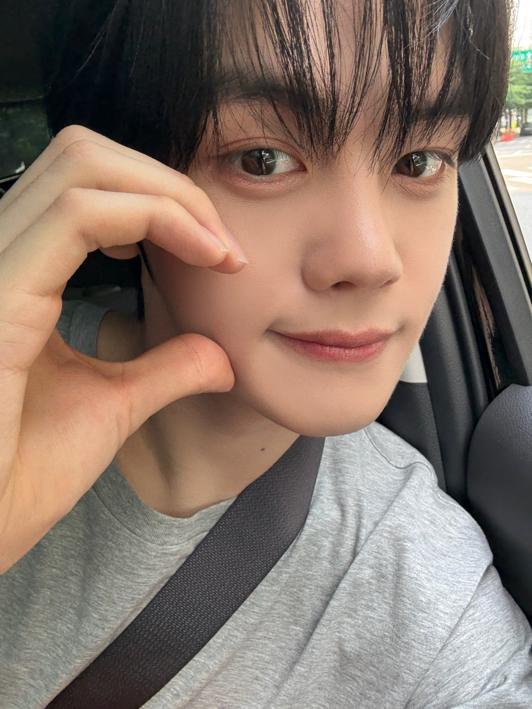 Latest photo of Kim Gyuvin (ZEROBASEONE)