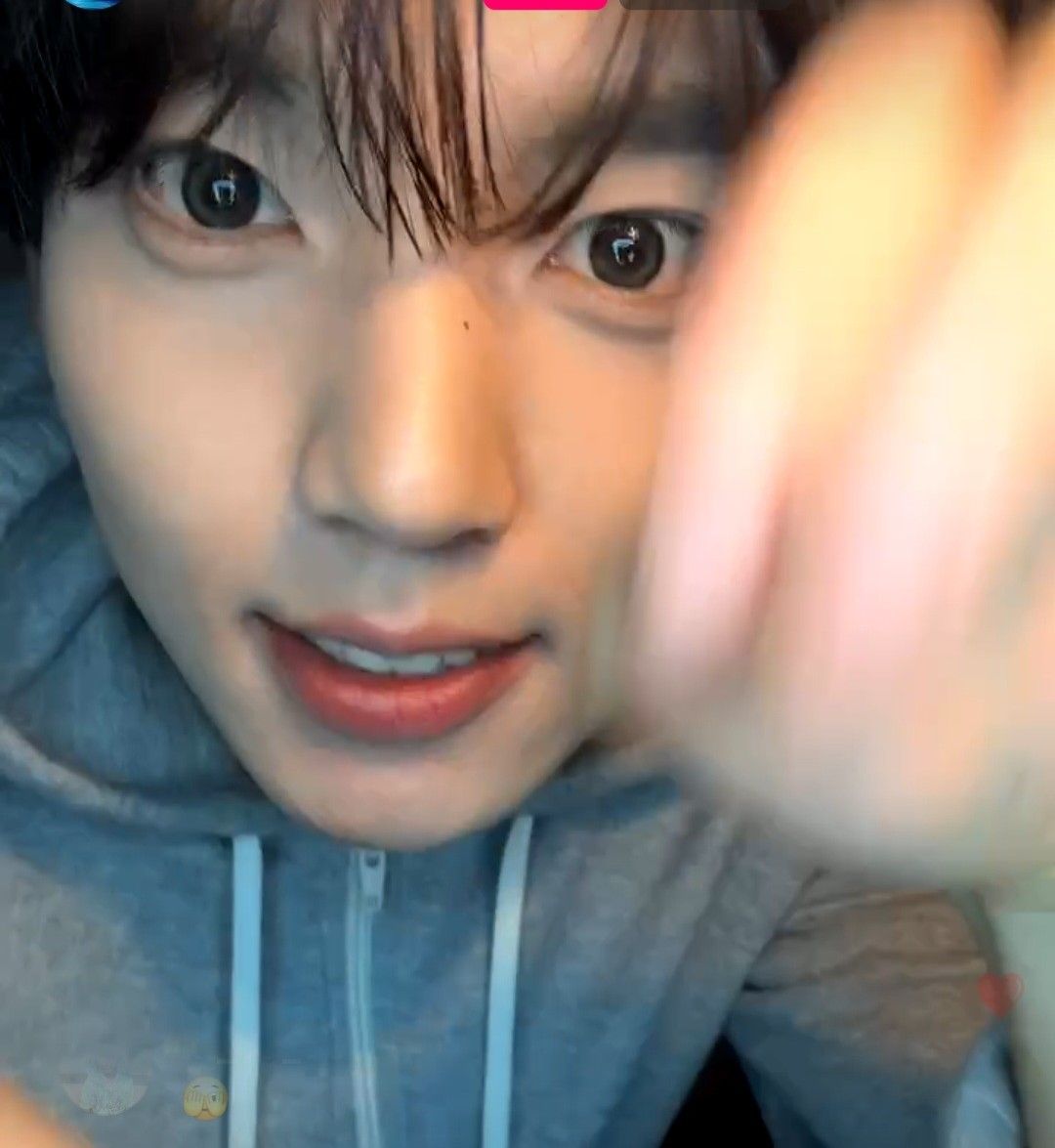 A moment captured by Han Yujin (ZEROBASEONE)'s fan