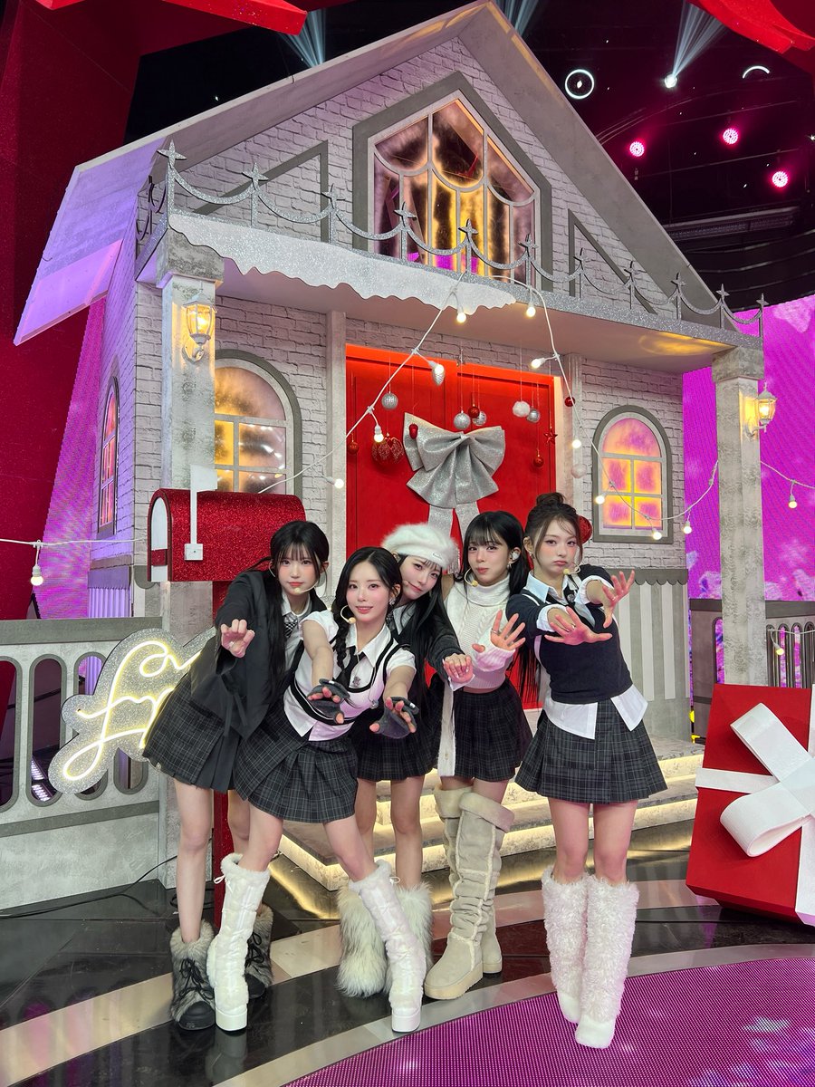 A moment captured by fromis (9)'s fan