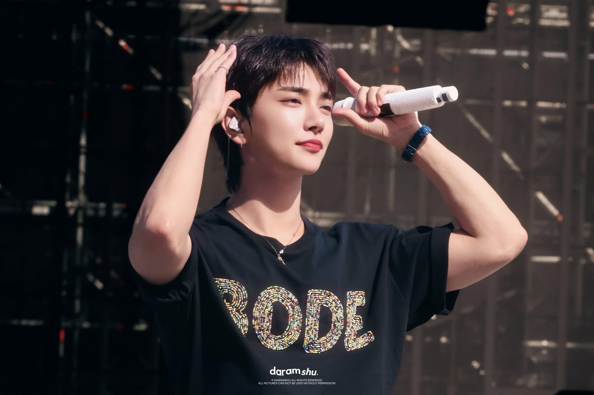 A moment captured by Joshua (SEVENTEEN)'s fan