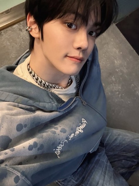 A moment captured by Kim Gyuvin (ZEROBASEONE)'s fan