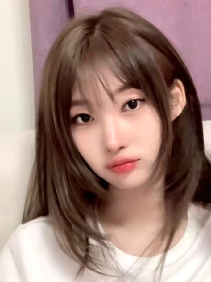 Latest photo of Sihyeon (EVERGLOW)
