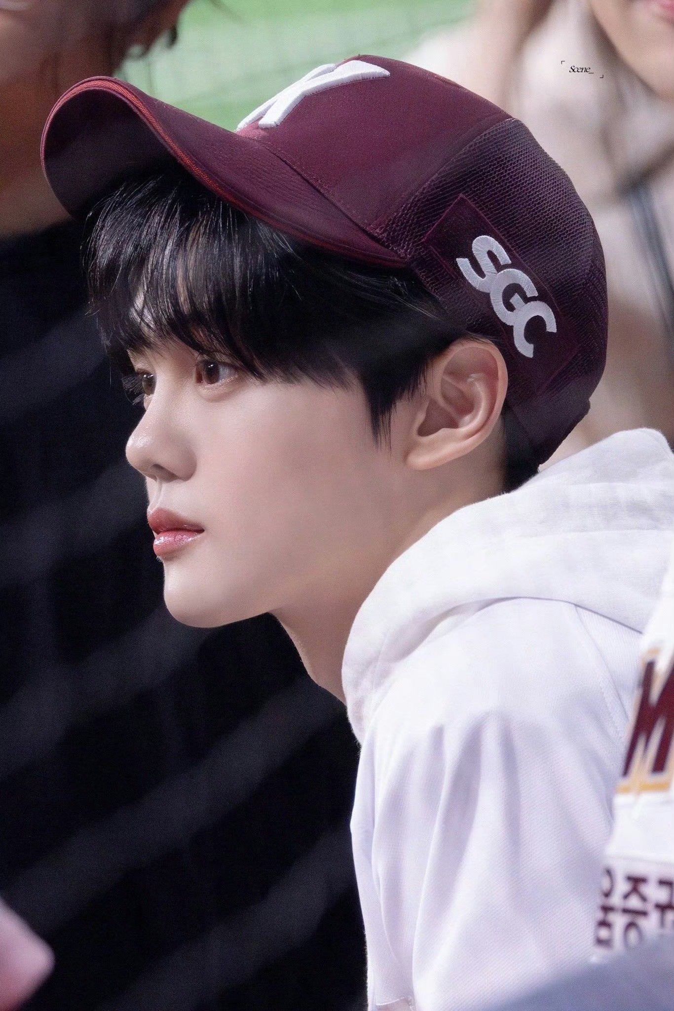 A moment captured by Kim Gyuvin (ZEROBASEONE)'s fan