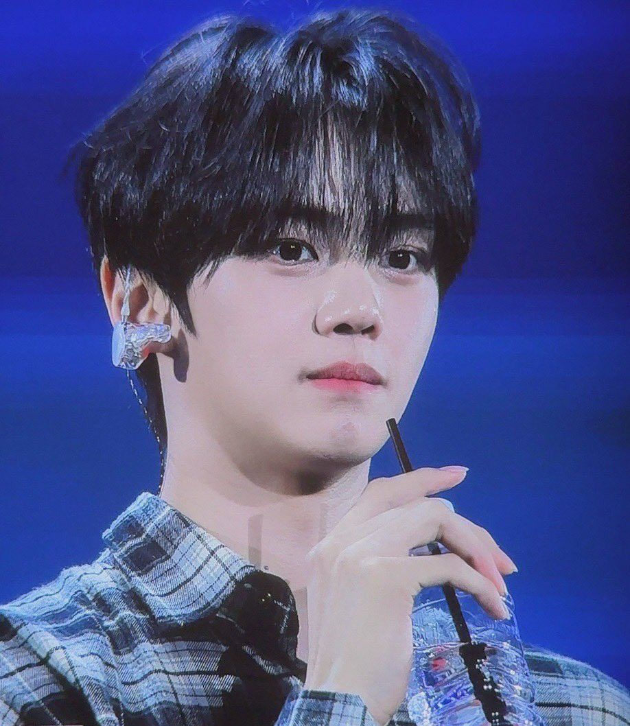 Recent activity shot of Kim Gyuvin (ZEROBASEONE)