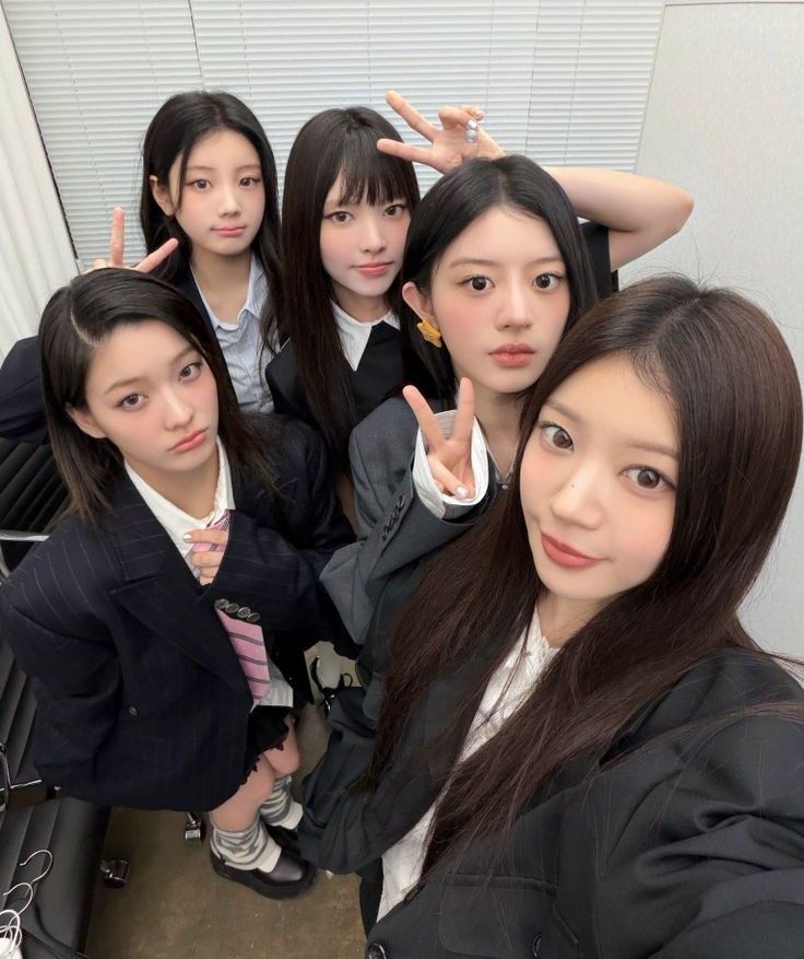 A moment captured by ILLIT's fan