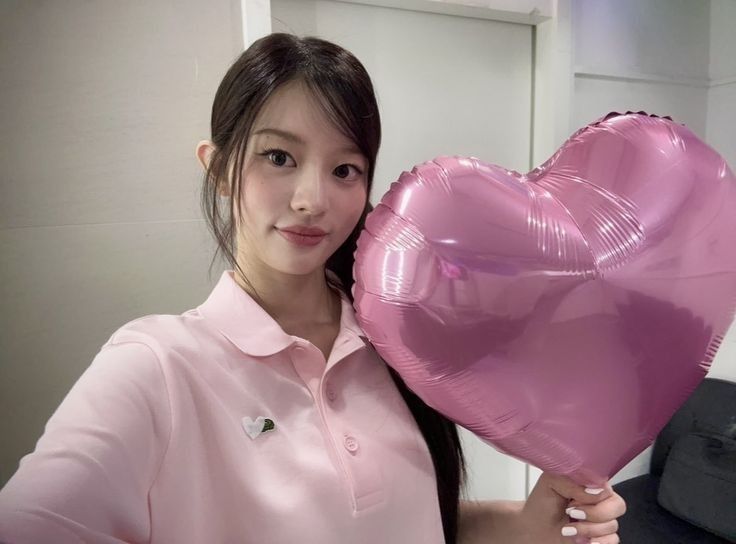 Behind-the-scenes cut of Minju (ILLIT)
