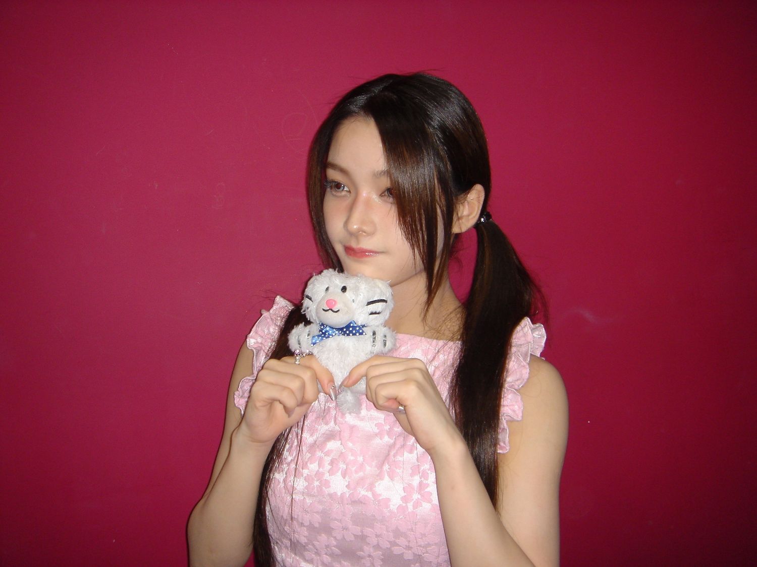 Behind-the-scenes cut of Iroha (ILLIT)