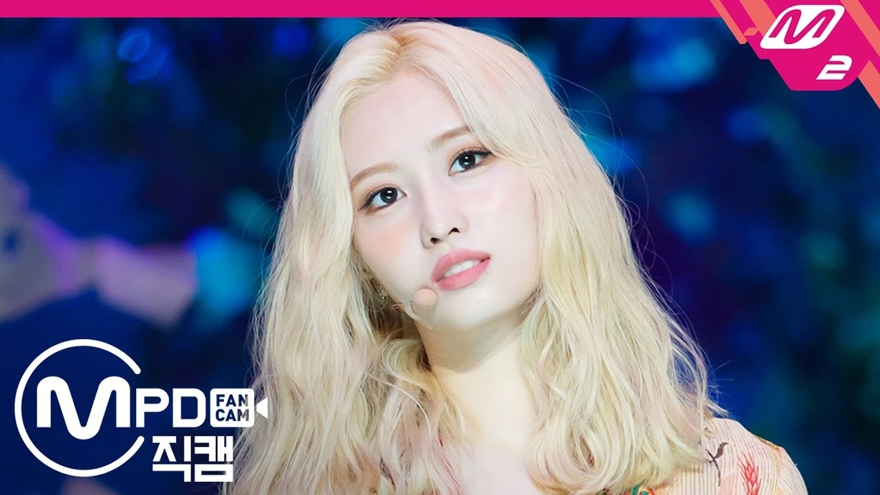 Behind-the-scenes cut of Momo (TWICE)