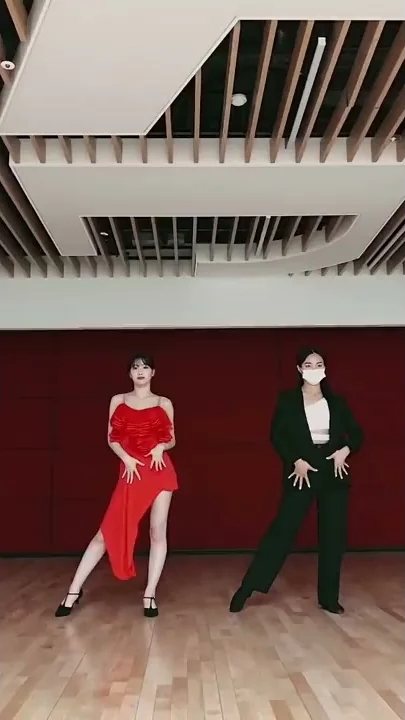 Recent activity shot of Momo (TWICE)