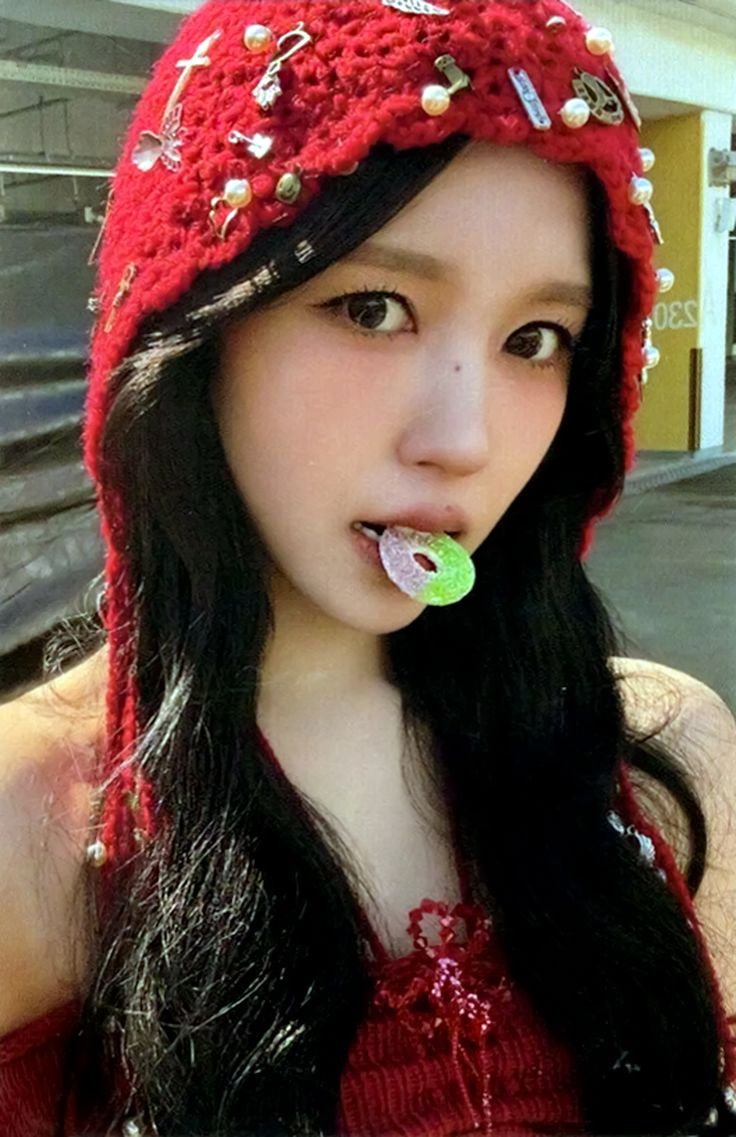Behind-the-scenes cut of Mina (TWICE)
