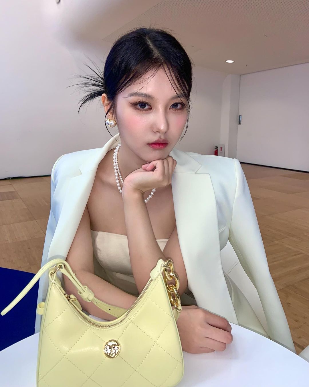 Behind-the-scenes cut of Ahin (MOMOLAND)