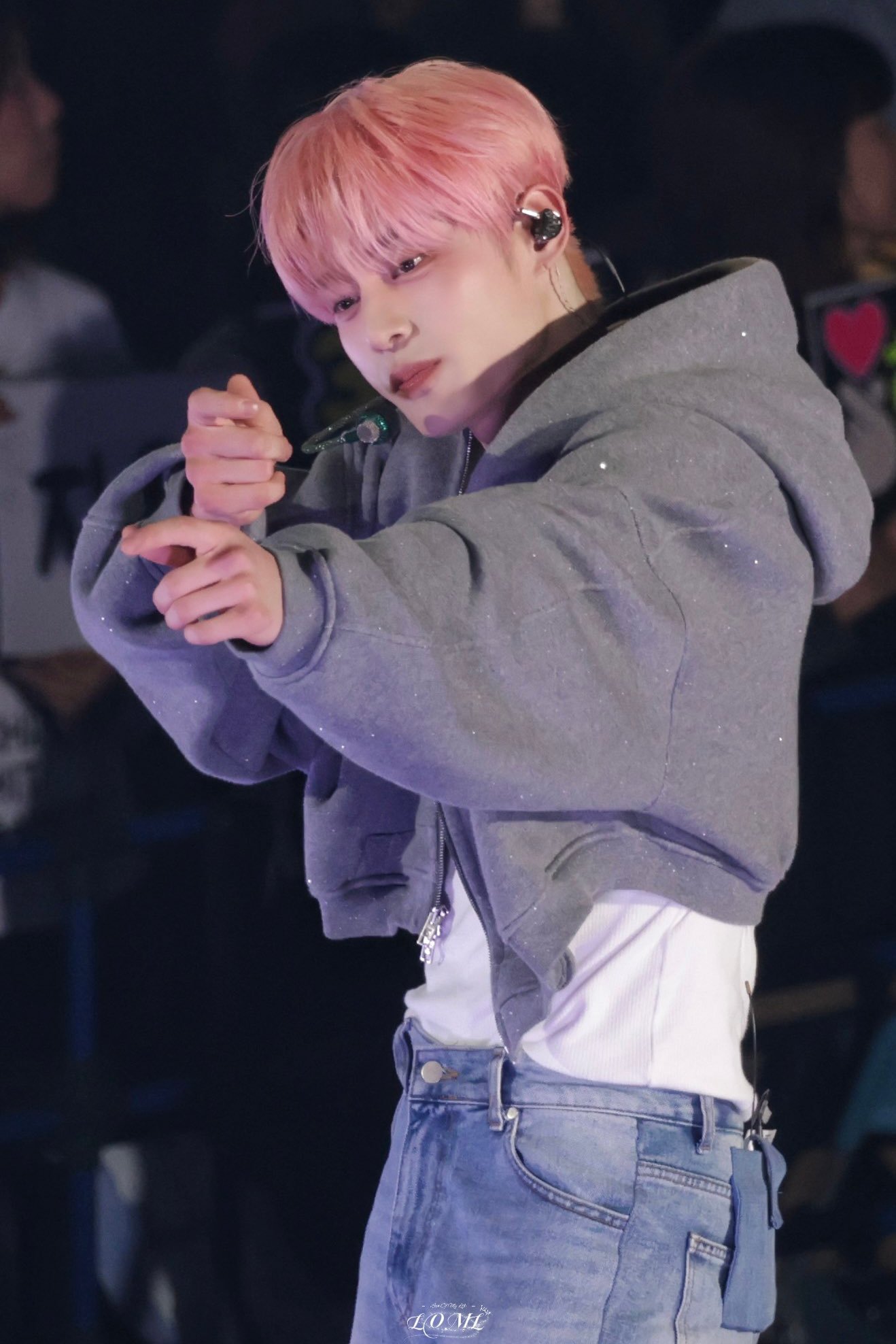キム・ジウン (ZEROBASEONE)の舞台裏ショット