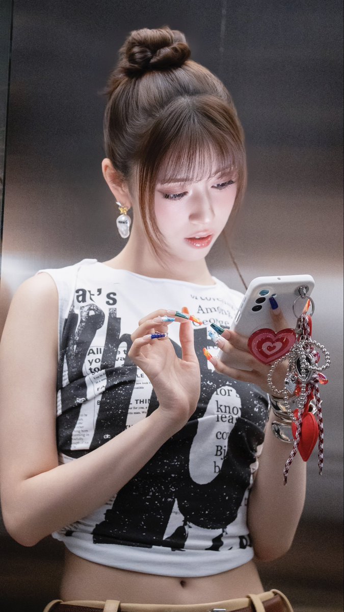 Behind-the-scenes cut of NiziU