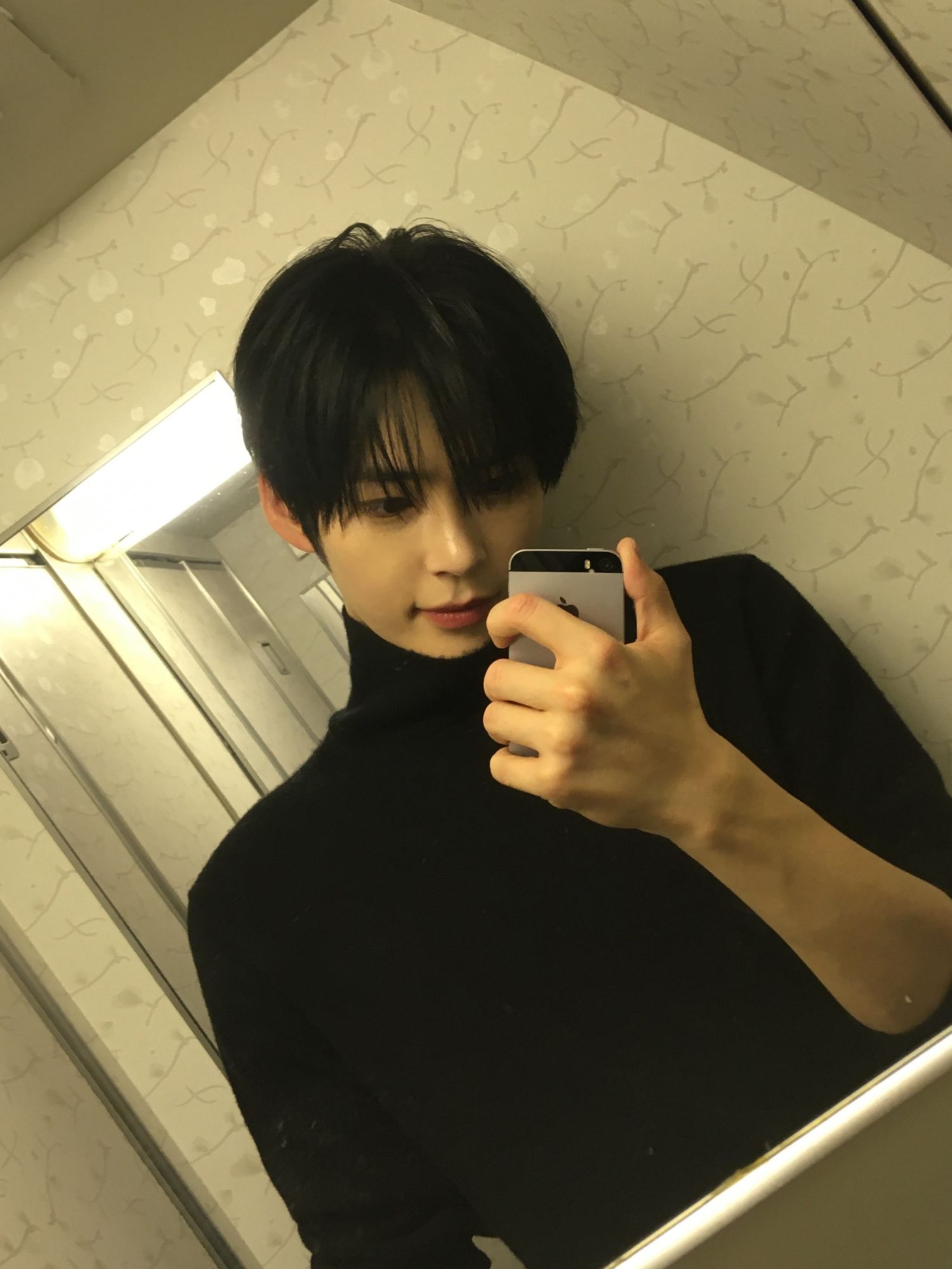 Latest photo of Sung Hanbin (ZEROBASEONE)