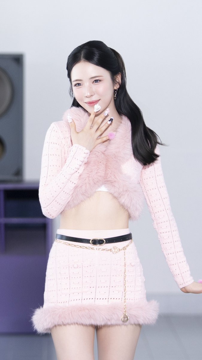 Behind-the-scenes cut of NiziU