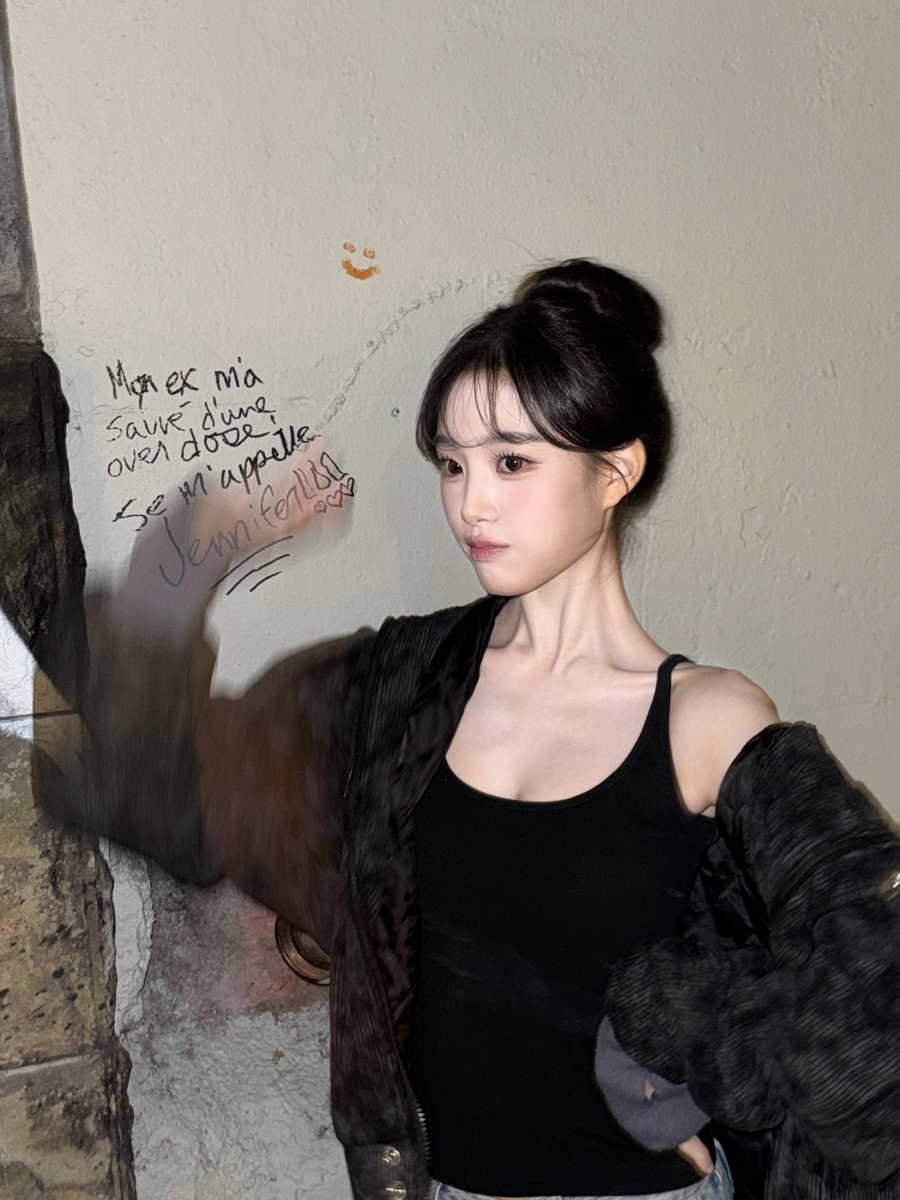 Behind-the-scenes cut of tripleS