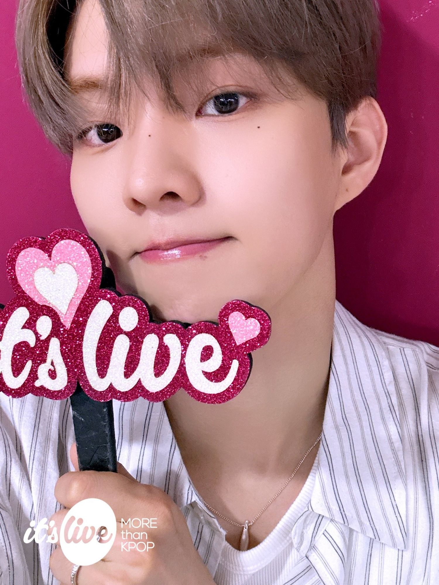 A moment captured by Q (THE BOYZ)'s fan