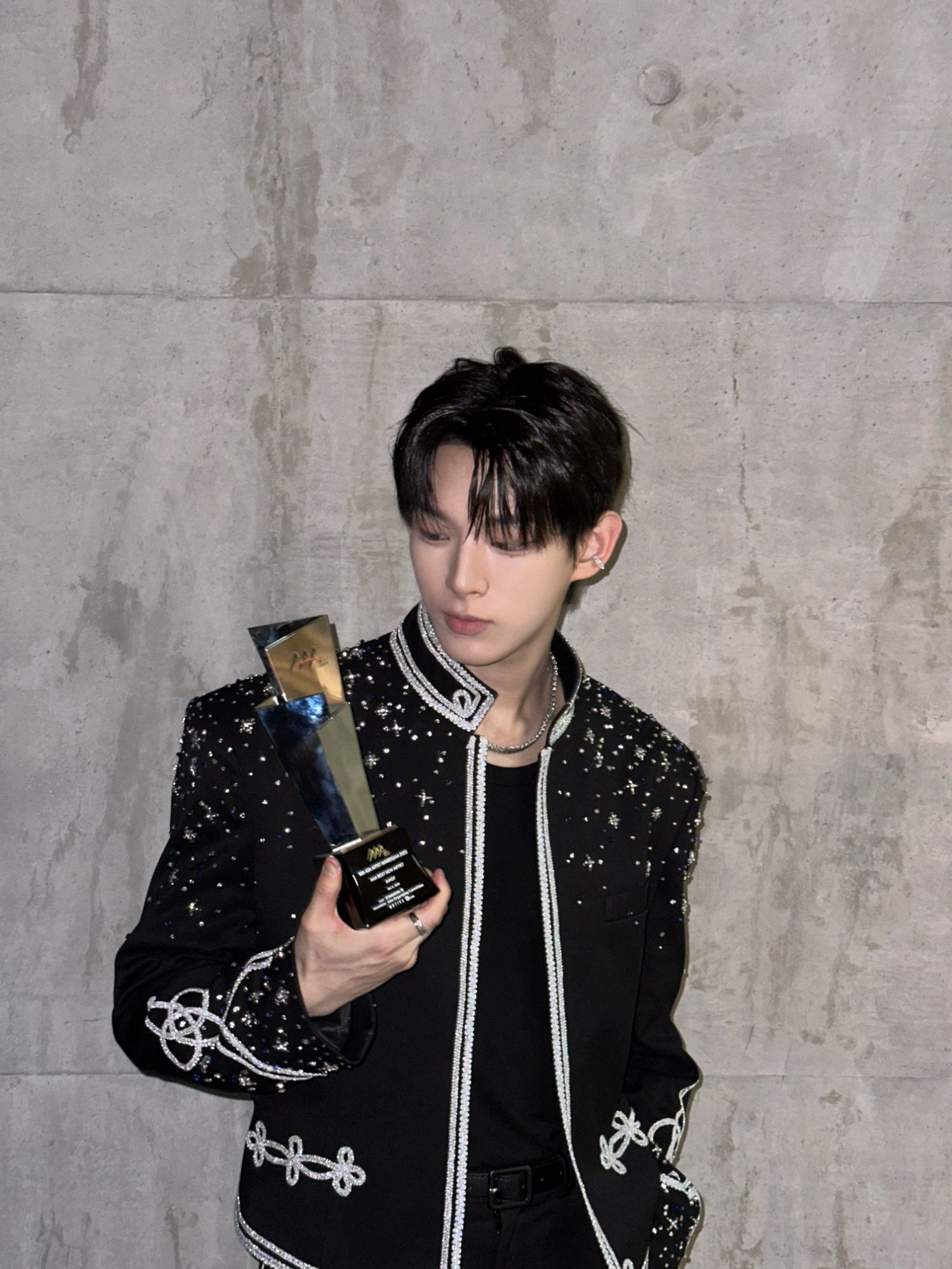 A moment captured by Steven (AHOF)'s fan