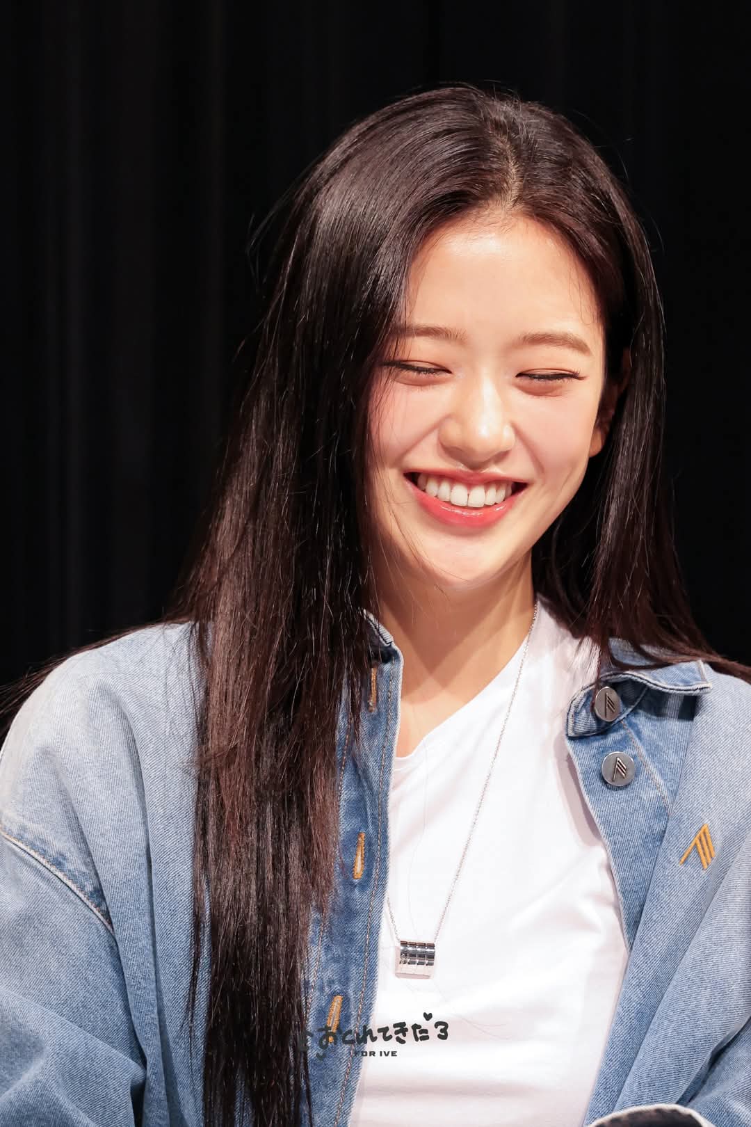 アン・ユジン (IVE)の舞台裏ショット