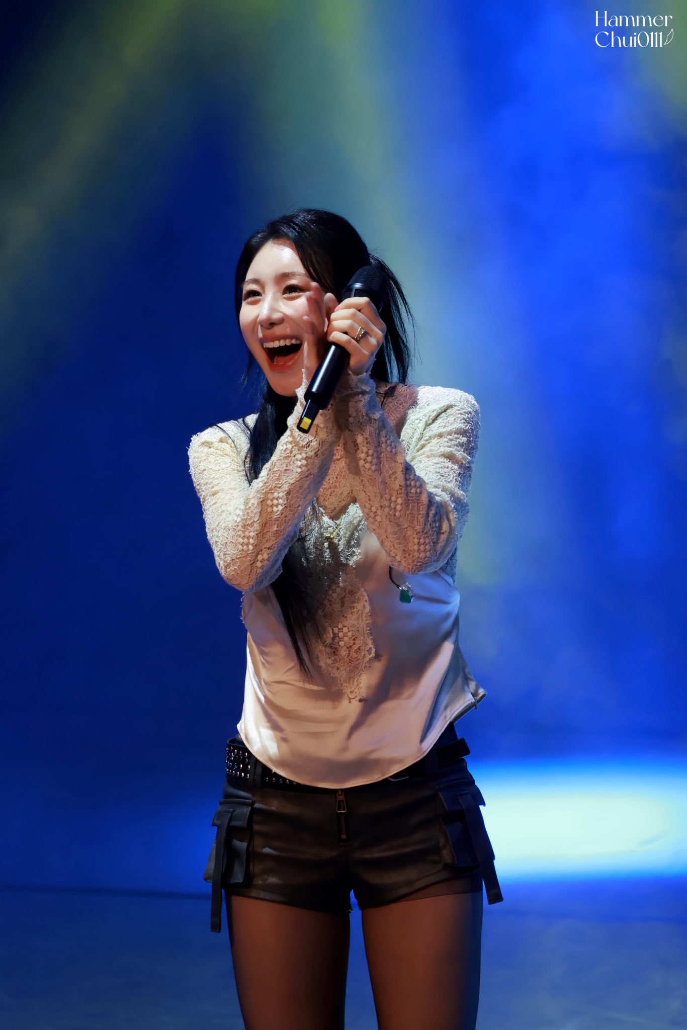 A moment captured by Lee Chaeyeon's fan