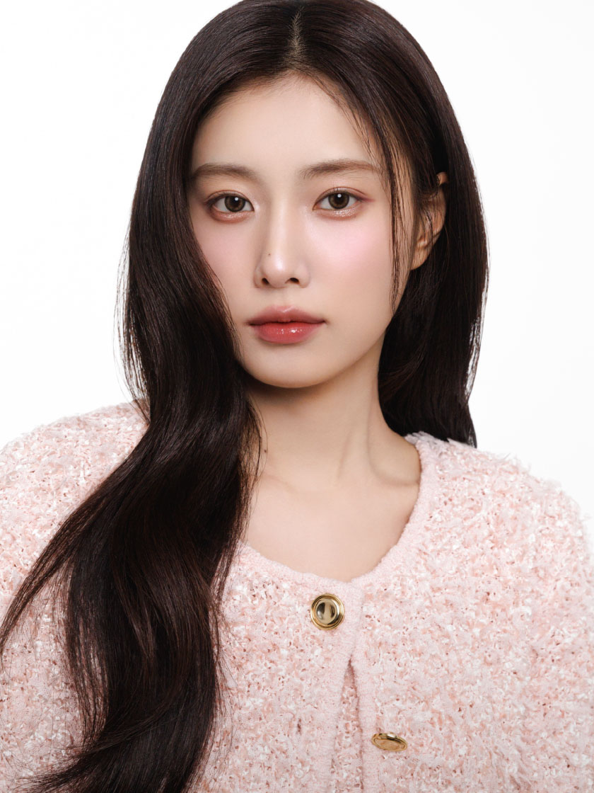 A moment captured by Kang Hyewon's fan