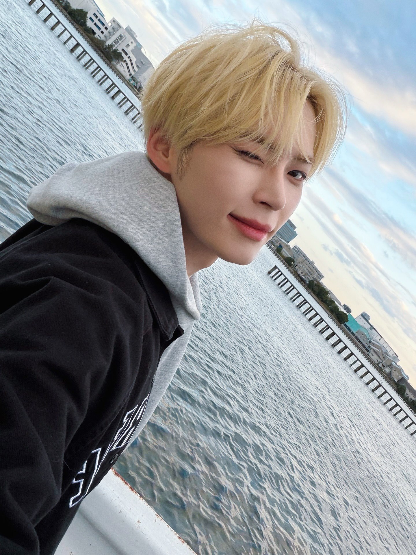 Behind-the-scenes cut of Sung Hanbin (ZEROBASEONE)