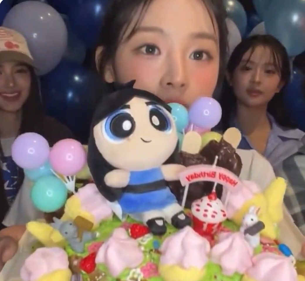 Behind-the-scenes cut of Minji (NewJeans)