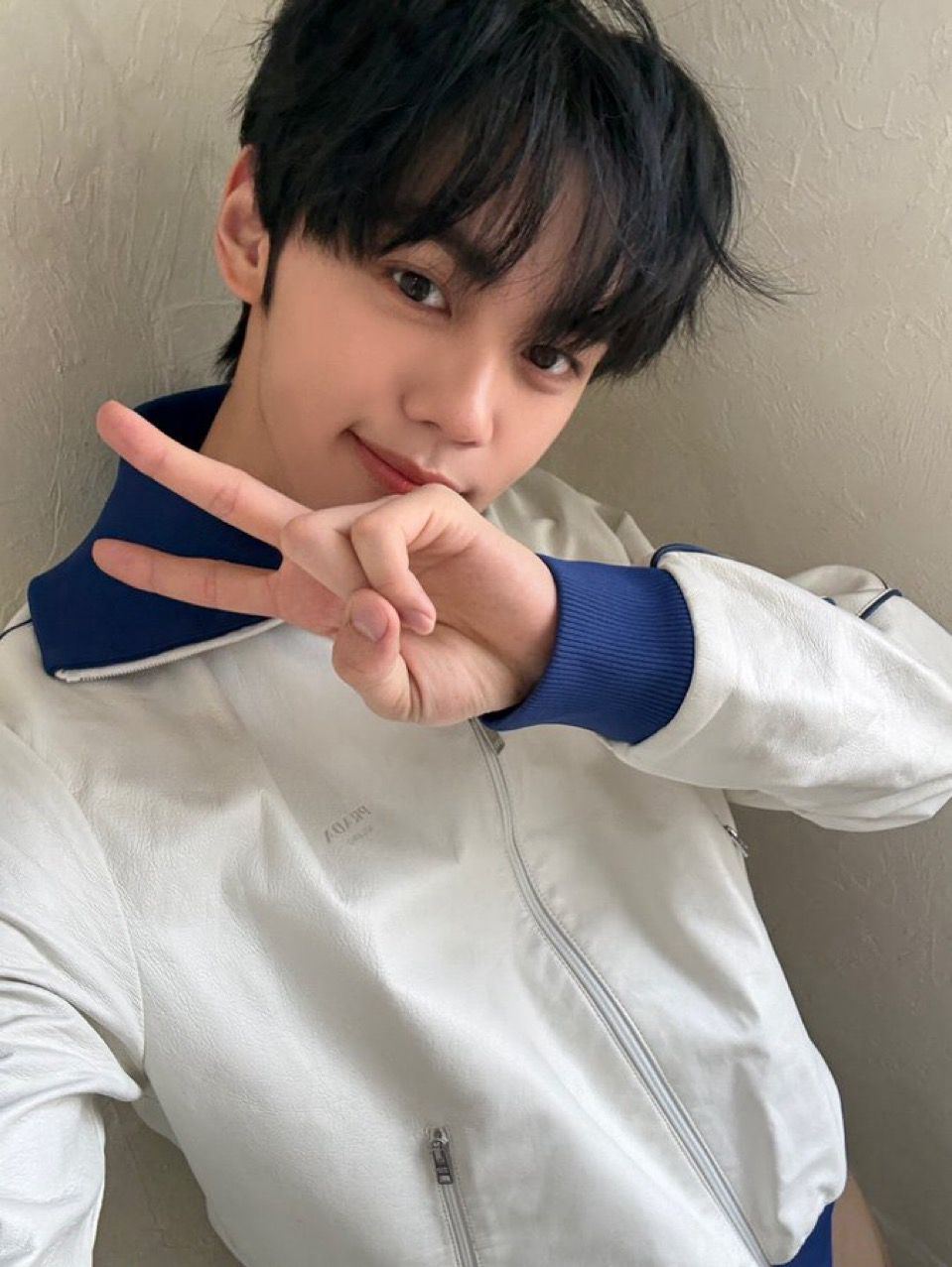 Recent activity shot of Kim Gyuvin (ZEROBASEONE)