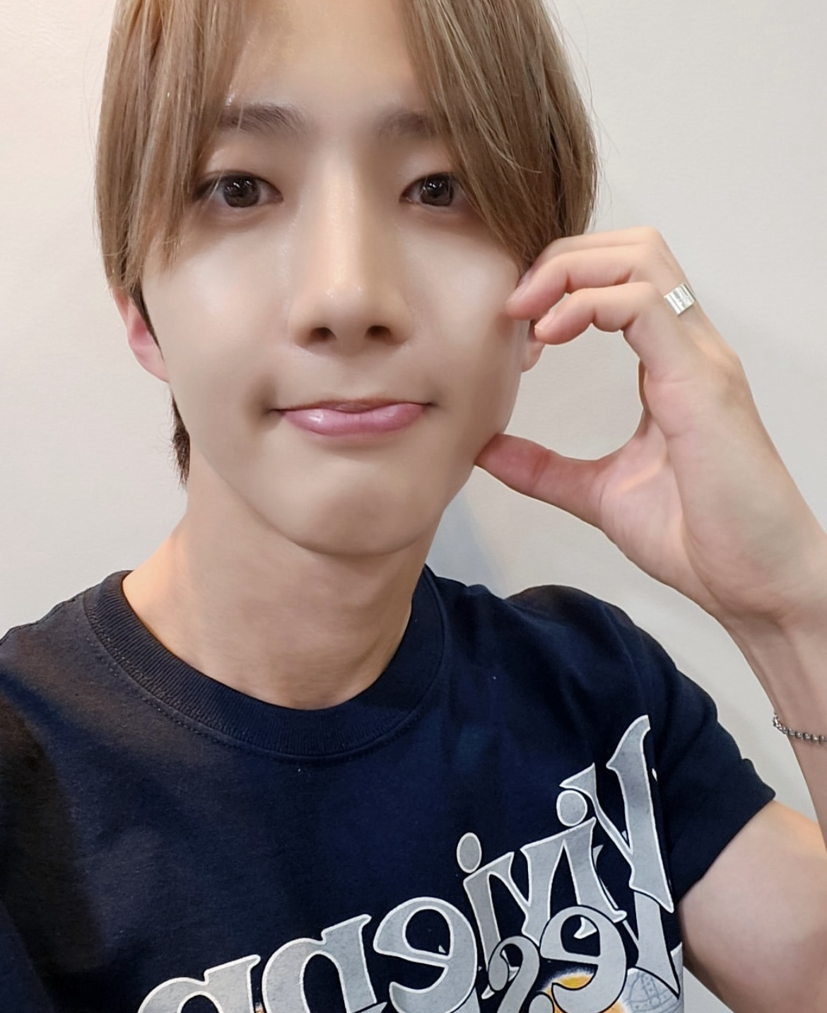 A moment captured by Hui (PENTAGON)'s fan