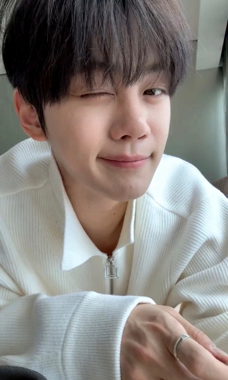 キム・ギュビン (ZEROBASEONE)の舞台裏ショット