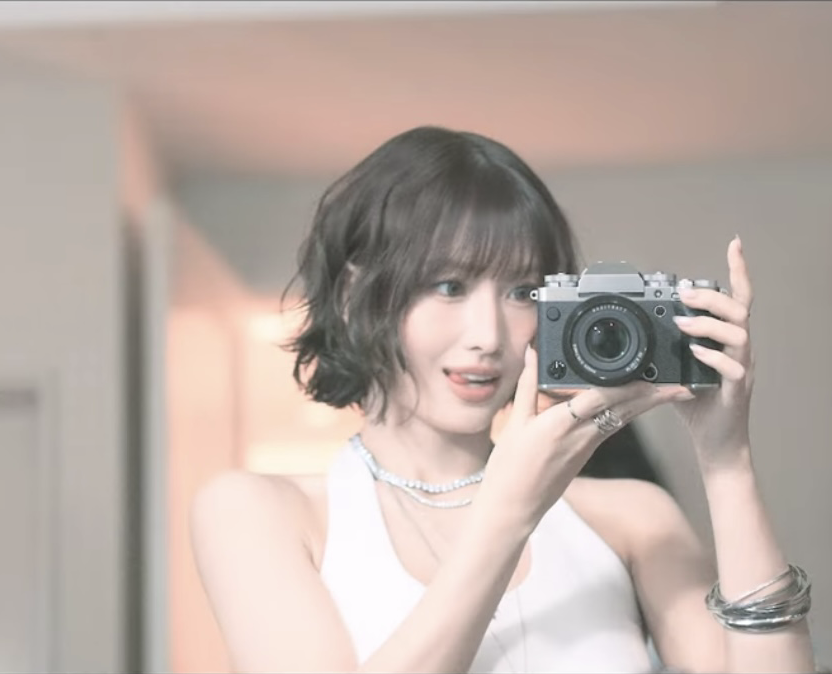Foto aktivitas terbaru Momo (TWICE)