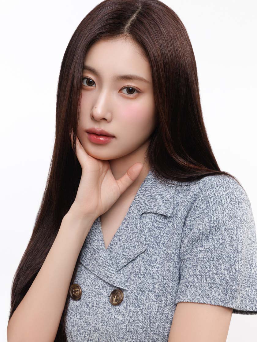 A moment captured by Kang Hyewon's fan