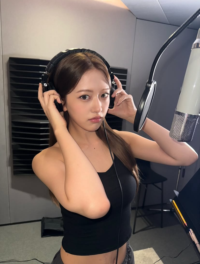 Recent activity shot of An Yujin (IVE)