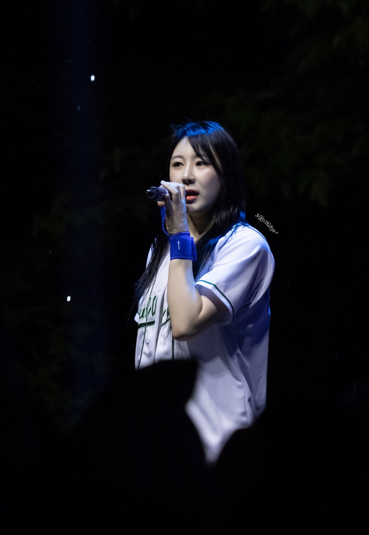A moment captured by Lee Chaeyeon's fan