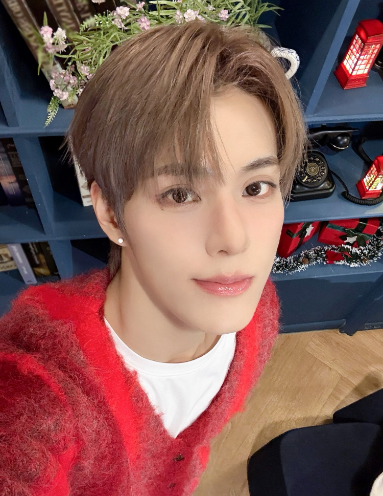 Behind-the-scenes cut of Jinsik (Xikers)