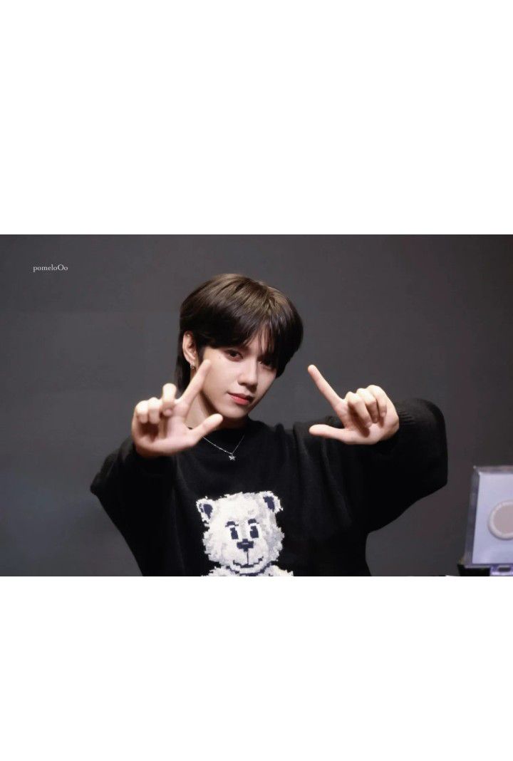 A moment captured by JL (AHOF)'s fan