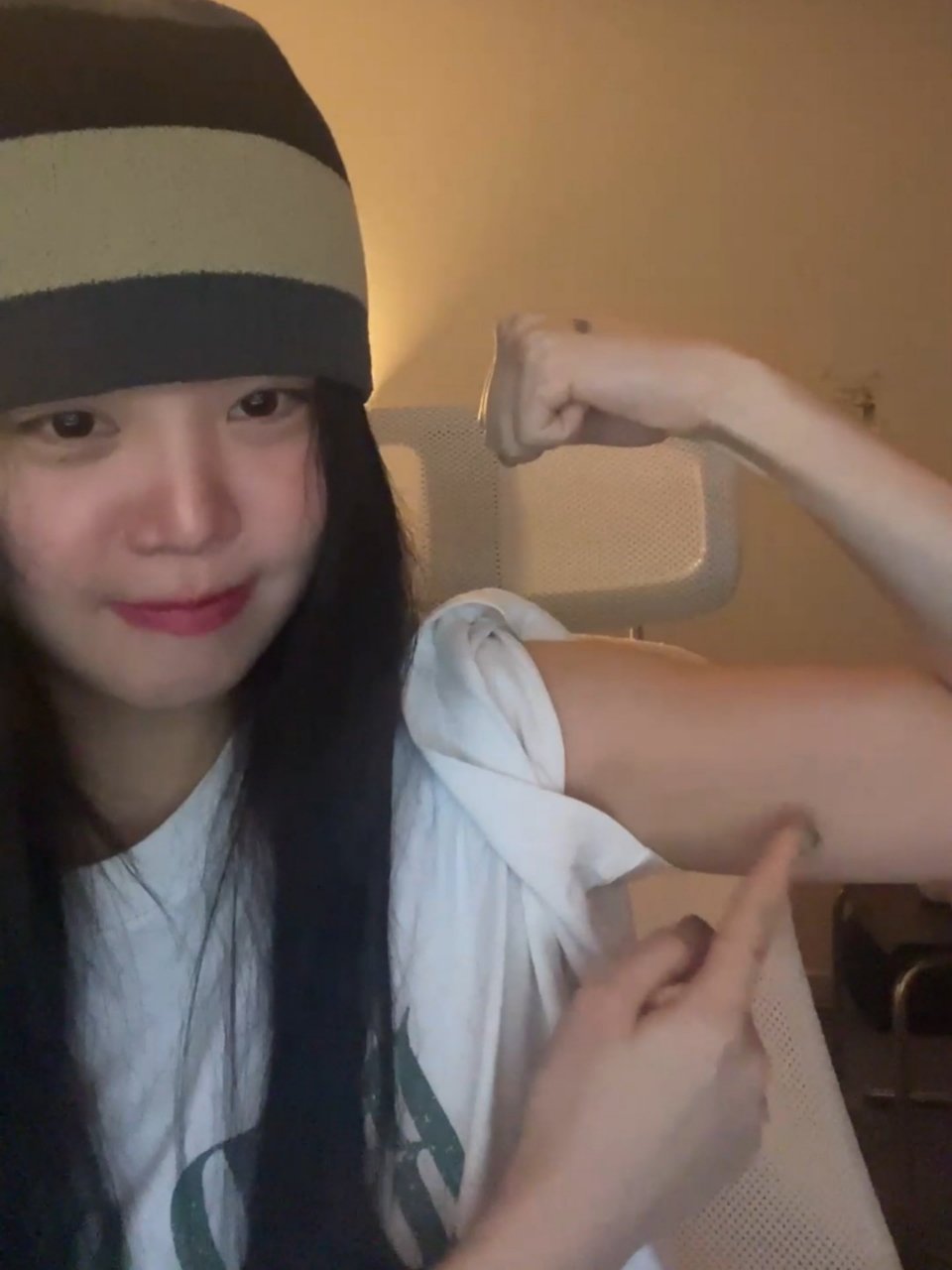 Behind-the-scenes cut of Soojin