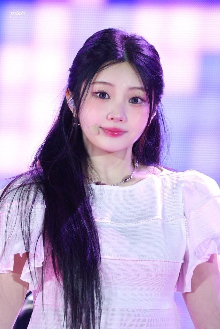 Behind-the-scenes cut of Wonhee (ILLIT)