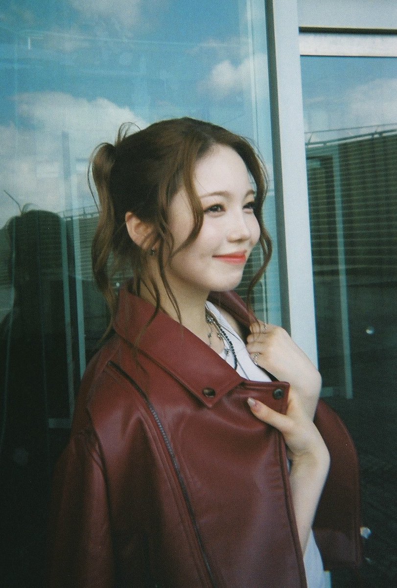 Behind-the-scenes cut of NiziU