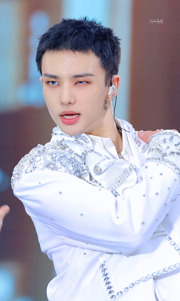 Latest photo of Hyunjin (Stray Kids)