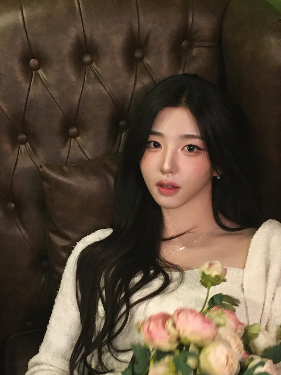 Behind-the-scenes cut of tripleS