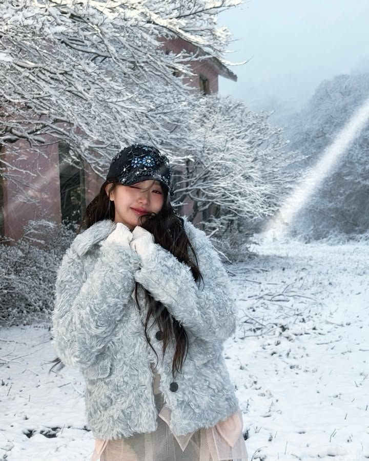 Recent activity shot of Jang Wonyoung (IVE)