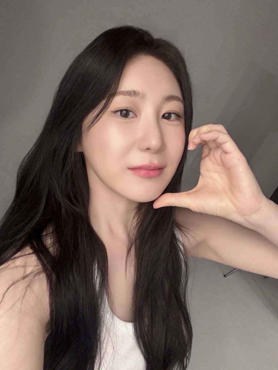 A moment captured by Lee Chaeyeon's fan