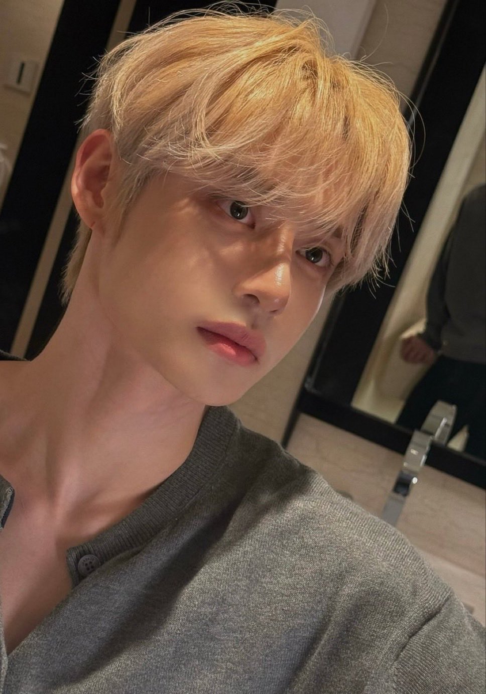 Foto terbaru Kim Jiwoong (ZEROBASEONE)