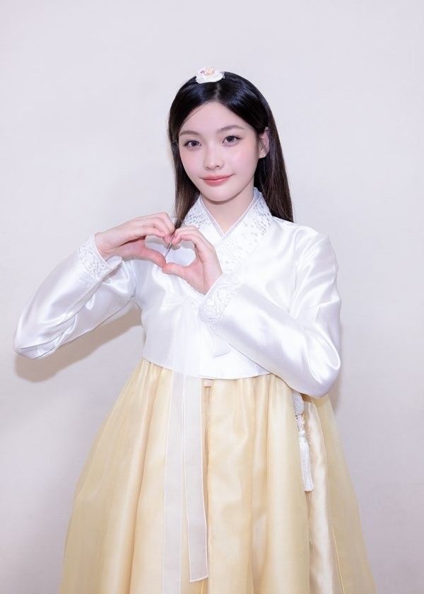 A moment captured by ILLIT's fan