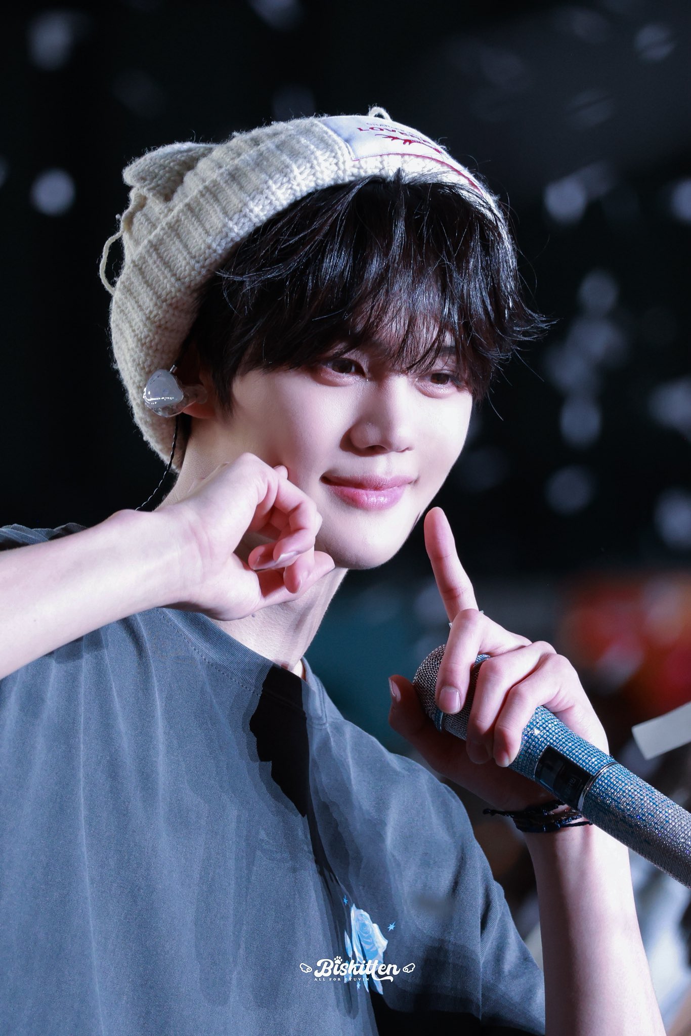 Recent activity shot of Kim Gyuvin (ZEROBASEONE)