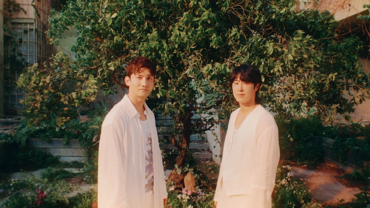Behind-the-scenes cut of TVXQ